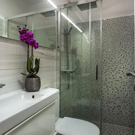 Amazing In With Jacuzzi Holiday home