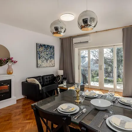 Amazing In With Jacuzzi Holiday home