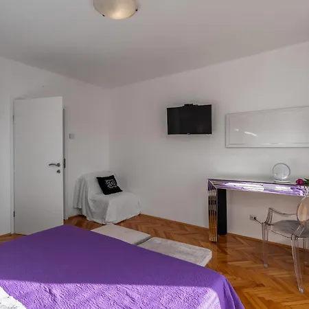 2 Bedroom In بيت للعطل *