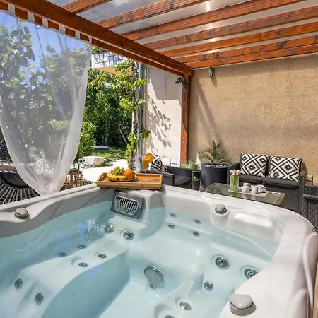 Amazing In With Jacuzzi